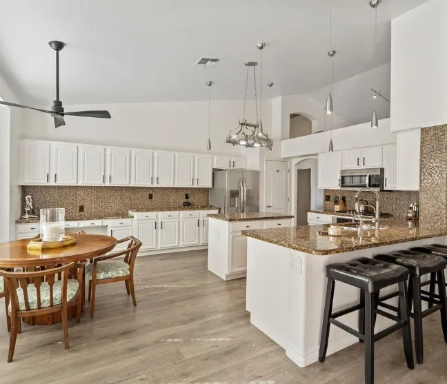 Traditional Open Concept Kitchen kierland
